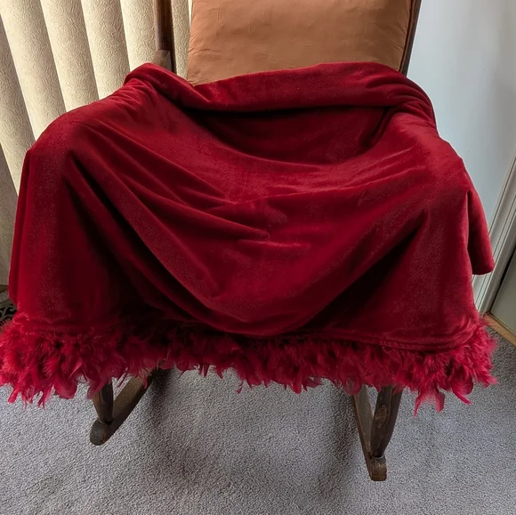 Luxurious Red Throw Blanket - Picture 3 of 8